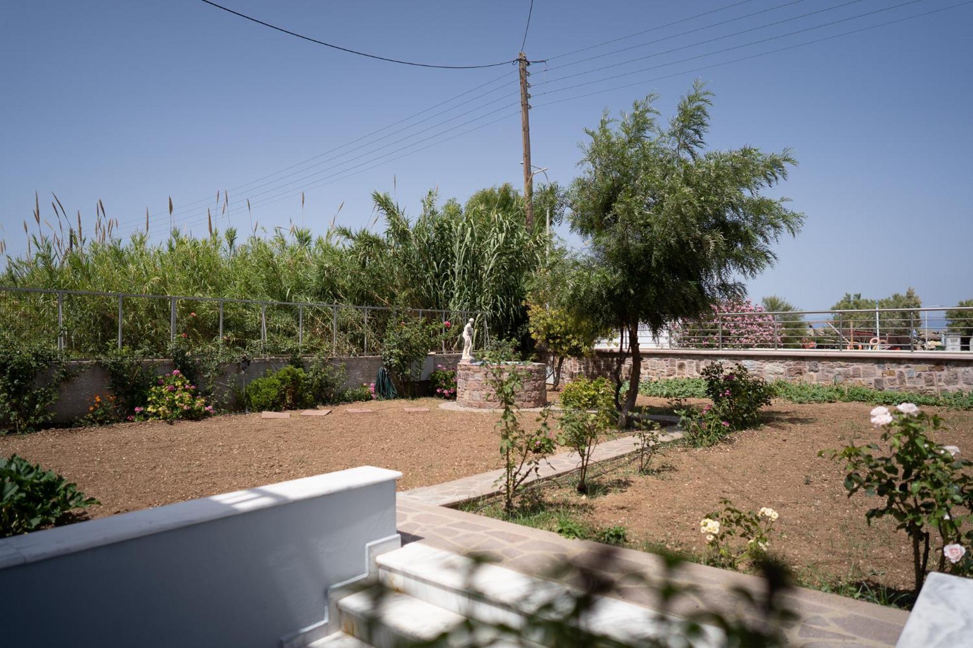 3-br Sea View With Garden In *