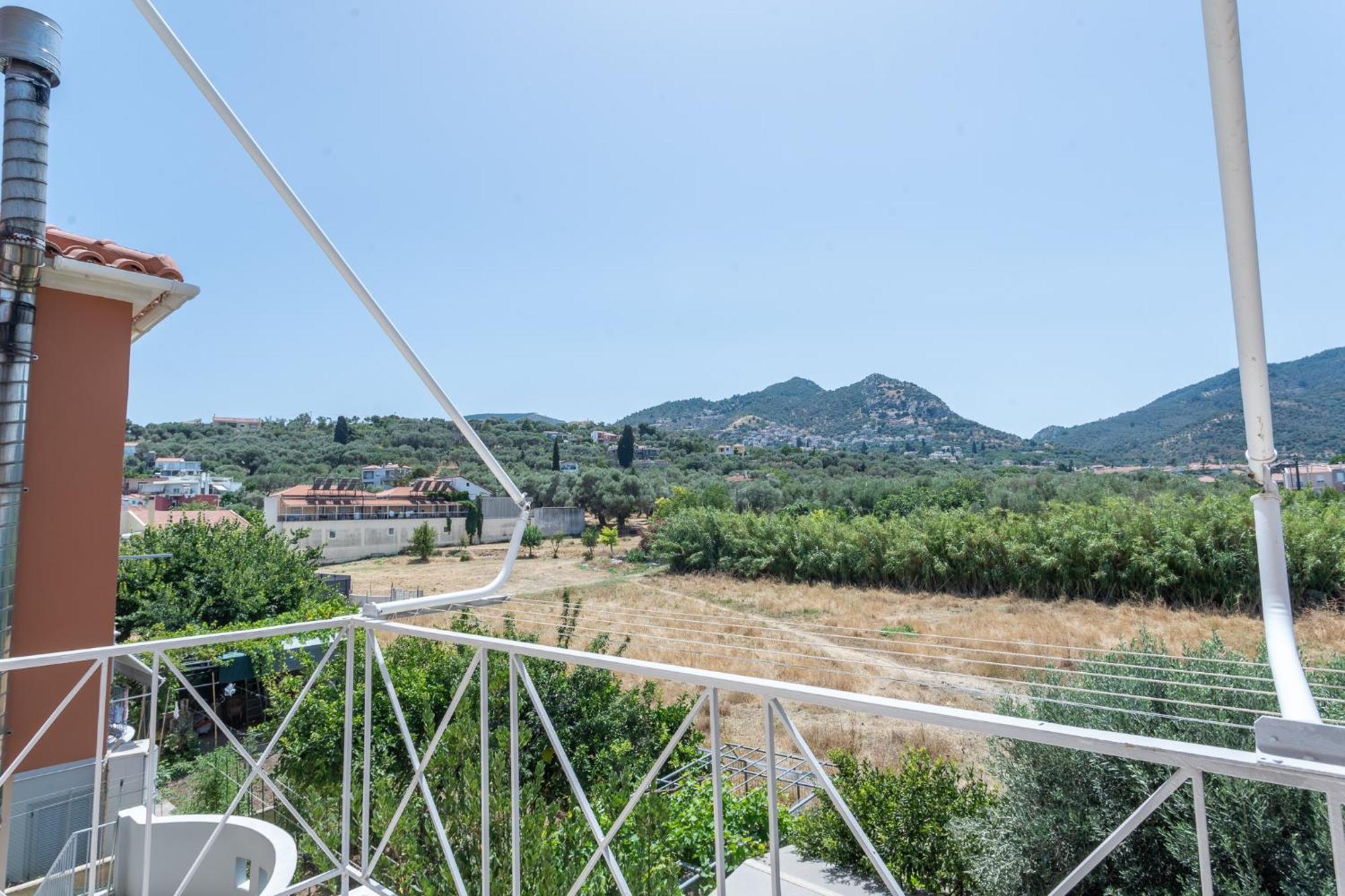 Villa 3-br Sea View With Garden In