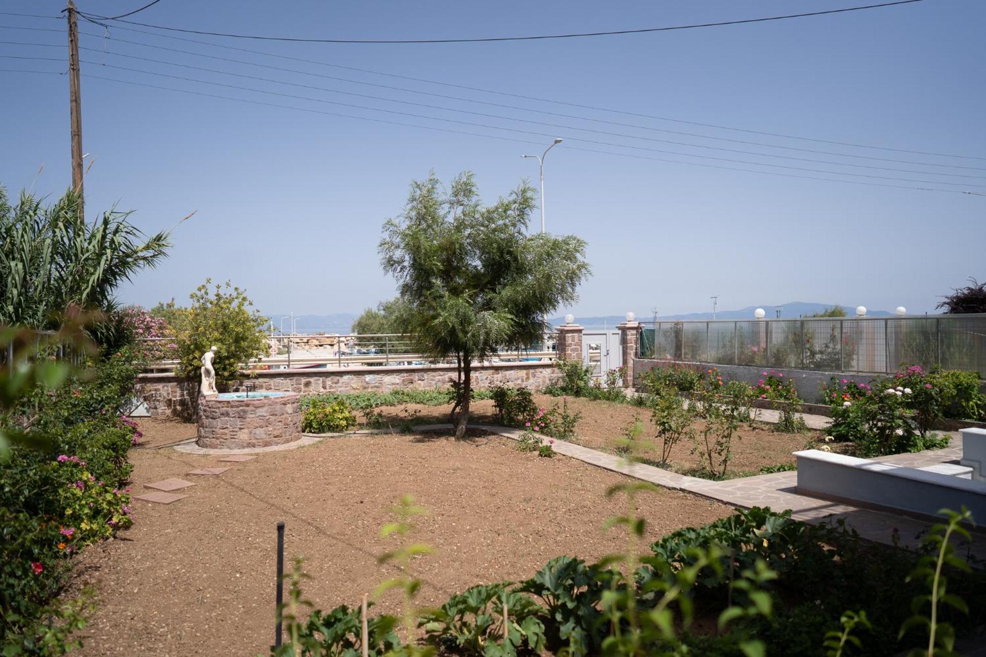 3-br Sea View With Garden In Villa Mytilene