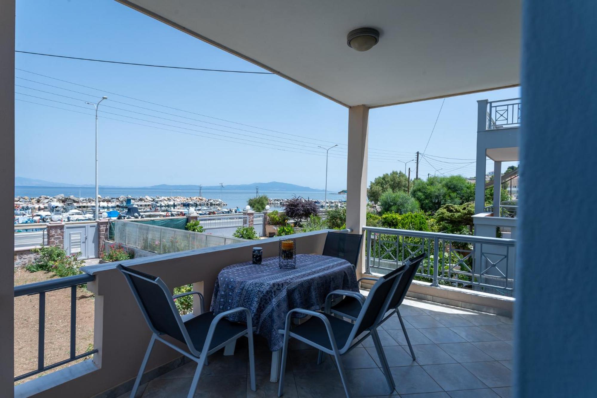 Villa 3-br Sea View With Garden In