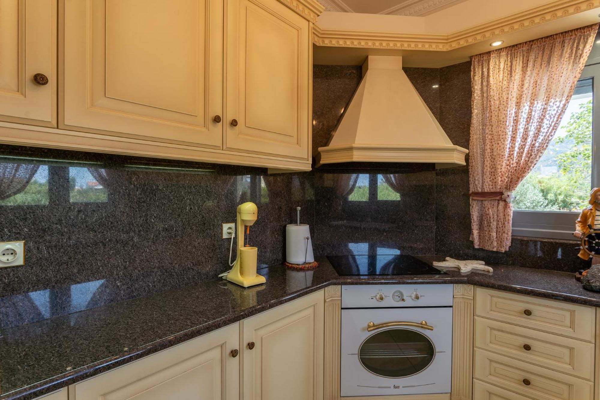 Villa 3-br Sea View With Garden In *