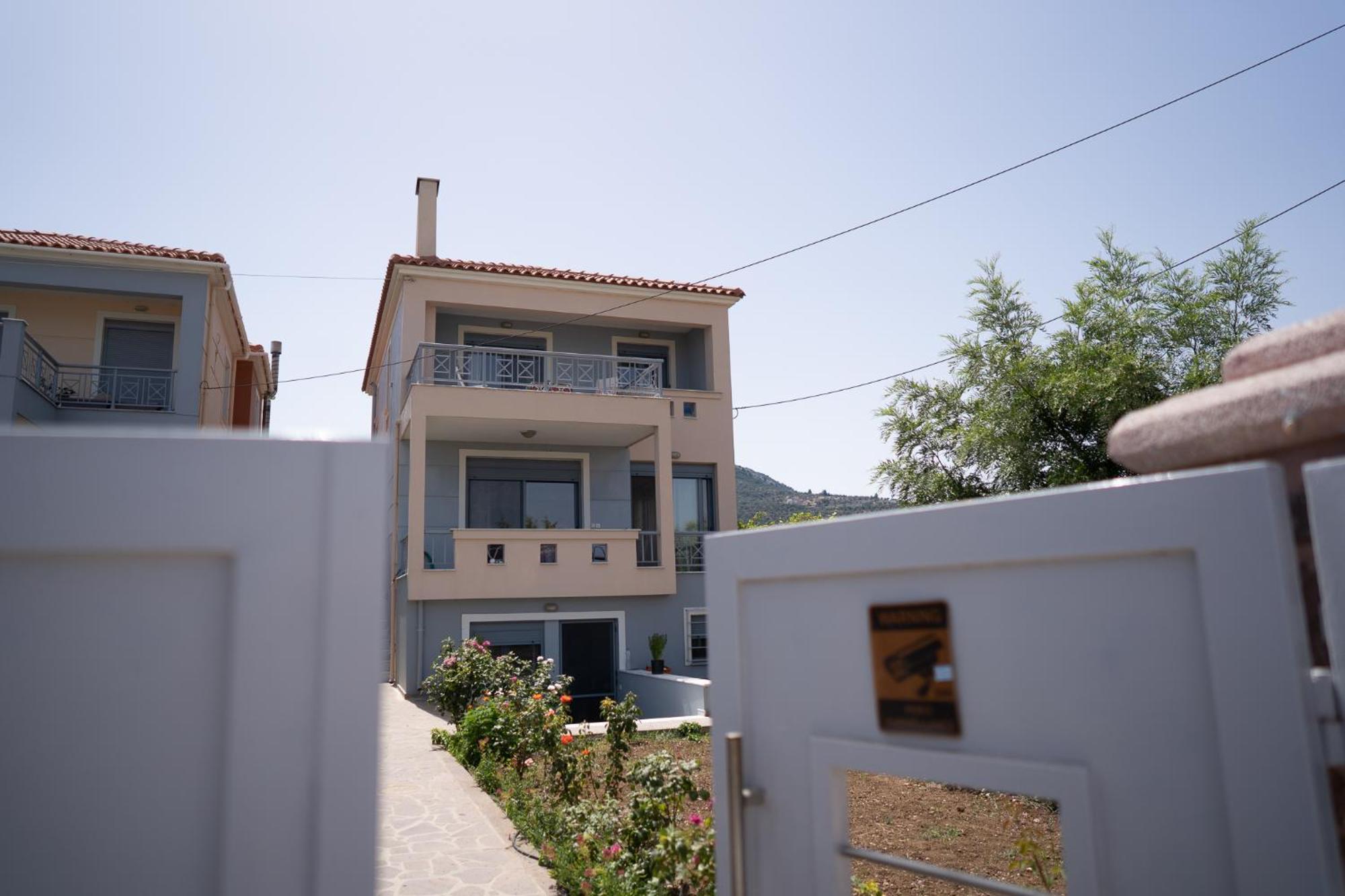 3-br Sea View With Garden In *